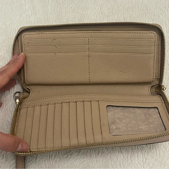 Michael Kors Wallet 🤍 - Picture 3 of 5